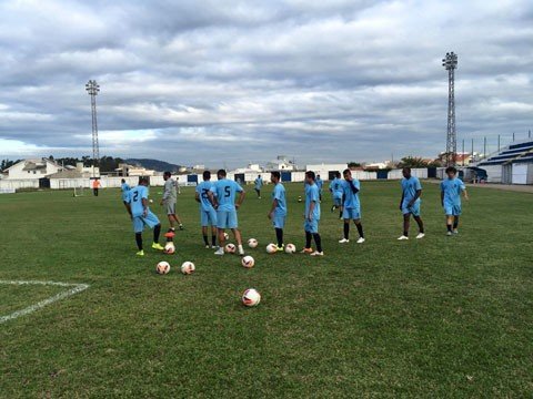 tricolor-tentara-sair-do-empate-1 Mesmo com chuva, o elenco da Vila continuou com os treinos para a disputa de domingo - Foto:Atlético Tubarão/Divulgação/Notisul