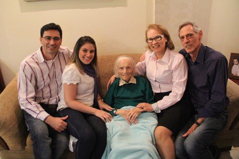 105-anos-de-muito-bom-humor-1 Guilherme Vetter (neto), Monica Vetter (esposa de Guilherme), dona Maria, Tânia Vetter (filha) e Ivan Vetter (genro) revezam-se nos cuidados da centenária - Foto:Jailson Vieira/Notisul