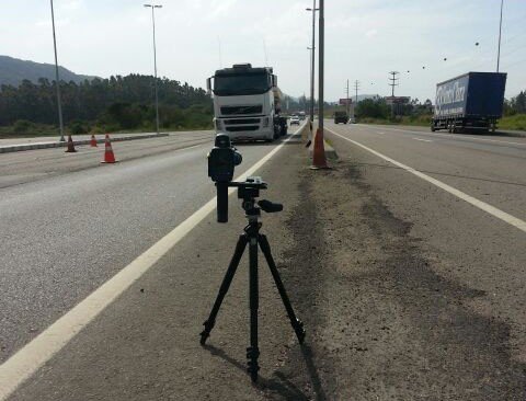 130-veiculos-sao-flagrados-1 Durante o período da manhã, 130 veículos passaram pelo local acima da velocidade máxima permitda - Foto:PRF de Tubarão/Divulgação/Notisul