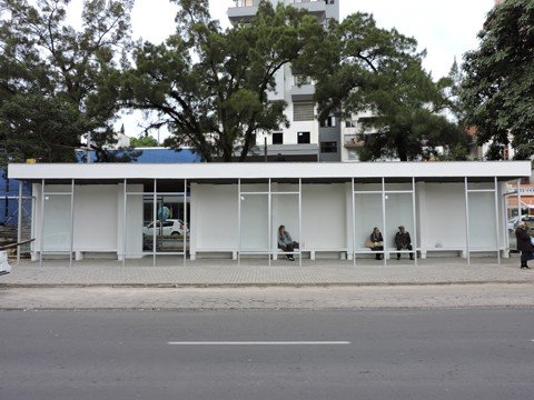abrigo-de-passageiros-sera-inaugurado-1 As obras do novo abrigo dos passageiros prosseguem, mas o espaço já é utilizado - Foto:Pamela Mendes/Prefeitura de Tubarão/Divulgação/Notisul