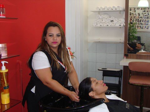 bandido-invade-salao-de-beleza-1 Edilaine, após o assalto, trabalha apreensiva e planeja novas medidas de segurança para atender o público no estabelecimento - Foto:Silvana Lucas/Divulgação/Notisul