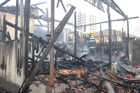 casa-e-totalmente-destruida-pelas-chamas-1 O fogo destruiu, além da edificação, móveis, roupas e todos os utensílios domésticos da família - Foto:Silvana Lucas/Notisul