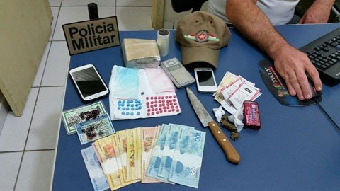 casal-esta-atras-das-grades-1 Com o casal, além das drogas também foram localizados celulares, dinheiro e objetos utilizados na comercialização - Foto:Polícia Militar de Jaguaruna/Divulgação/Notisul