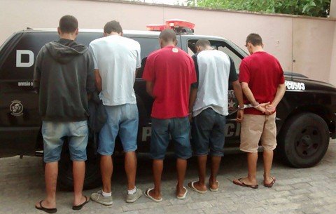 cinco-traficantes-sao-detidos-em-flagrante-1 Com o grupo, os policiais encontraram crack, maconha, cocaína, aparelhos de celular e mais de R$ 1 mil em dinheiro - Foto:DIC de Tubarão/Divulgação/Notisul