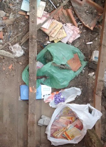 cocaina-falsa-e-encontrada-1 Na operação foram localizados além da cocaína falsa, alguns materiais para comercialização e R$ 4 mil em dinheiro - Foto:DIC de Tubarão/Divulgação/Notisul