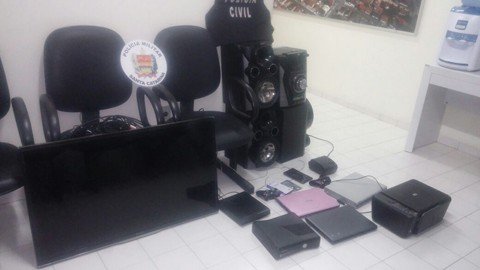 criminosos-sao-presos-1 Na casa dos receptadores foram apreendidos diversos objetos provenientes de furtos - Foto:Polícia Militar de São Ludgero/Divulgação/Notisul