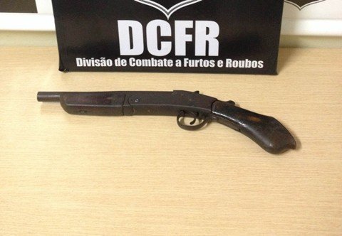 dois-homens-estao-atras-das-grades-1 Durante o cumprimento de um mandado em uma casa, no bairro Passagem, os policiais civis encontraram uma espingarda de calibre 28 - Foto:DCFR de Tubarão/Divulgação/Notisul