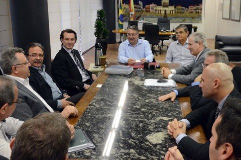 O grupo de investidores esteve reunido ontem com o governador Raimundo Colombo e o vice Eduardo Moreira  - Foto:Jaqueline Noceti/Governo SC/Notisul
