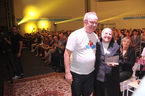 O reitor da Unisul, Sebastião Salésio Herdt, presta homenagem à Irmã Enedina Sacheti  - Foto:Jailson Vieira/Notisul