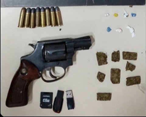 foragido-e-recapturado-1 Com o foragido foram encontrados um revólver, sete pedras de crack e nove tabletes de maconha prontos para a comercialização - Foto:DIC de Araranguá/Divulgação/Notisul