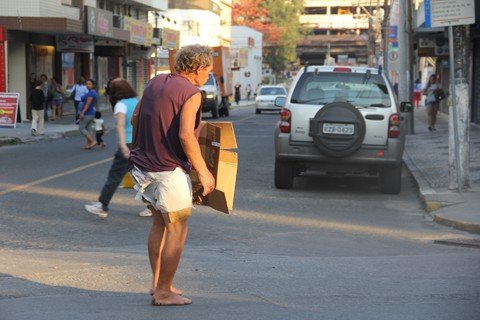 homem-descontrolado-agride-pedestres-1 Após permanecer deitado por mais de 30 minutos, o homem recusou-se a voltar para o hospital - Foto:Silvana Lucas/Notisul
