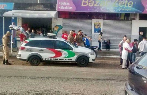 homem-e-ferido-com-marretada-1 O crime ocorreu no início da manhã, horário em que muitos jovens e moradores passavam pela via - Foto:Jornal Nosso Povo/Imbituba/Notisul
