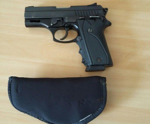 homem-e-preso-apos-furtar-arma-1 A 32ª arma de fogo apreendida pela PM foi uma pistola calibre 38 - Foto:Polícia Militar de laguna /Divulgação/Notisul