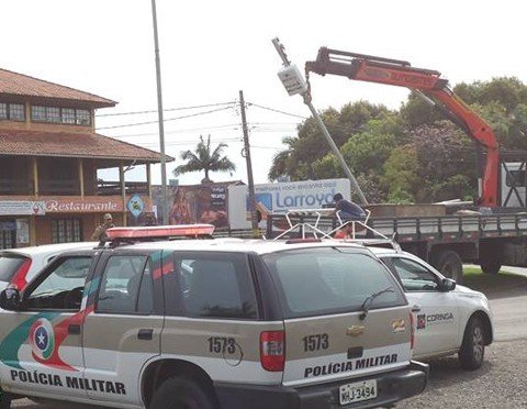 inicia-a-instalacao-dos-postes-1 Uma torre já foi instalada na rótula entre a avenida Marcolino Martins Cabral e a rua Chile - Foto:Polícia Militar de Tubarão/Divulgação/Notisul