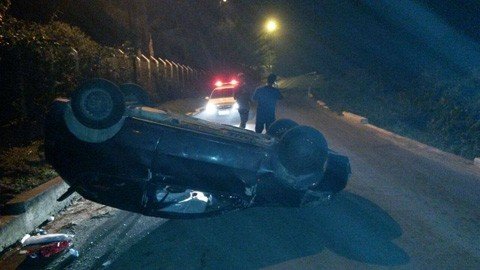 jovem-e-salvo-pelo-cinto-de-seguranca-1 O motorista perdeu o controle do veículo na rua Luís Severino Duarte, na Praia do Gi - Foto:Polícia Militar de Laguna/Divulgação/Notisul