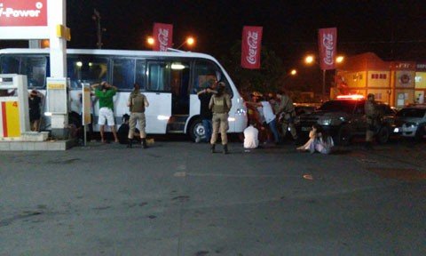 jovens-sao-localizados-com-drogas-1 Uma guarnição da Polícia Militar revistou todos os ocupantes do micro-ônibus - Foto:Divulgação/Notisul
