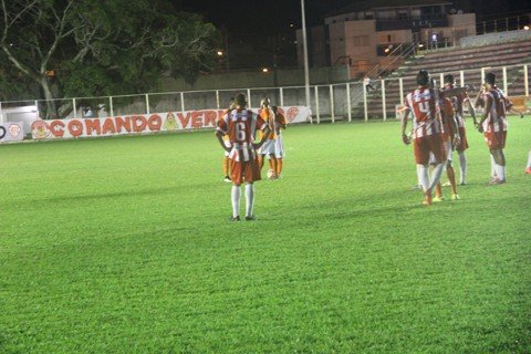 leao-do-sul-segura-o-camboriu-em-casa-1 O empate ficou de bom tamanho ontem na partida entre Leão do Sul e o Camboriú, no Anibal Costa - Foto:Jailson Vieira/Notisul