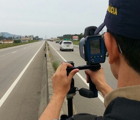 mais-de-500-veiculos-sao-flagrados-1 No primeiro dia em que o radar ficou em Tubarão, um carro foi flagrado ao passar no posto policial a quase 100 quilômetros por hora - Foto: PRF de Tubarão/Divulgação/Notisul