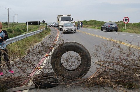 Cerca de 70 moradores participaram do ato que durou duas horas e meia - Foto:João Baiuka/Divulgação/Notisul