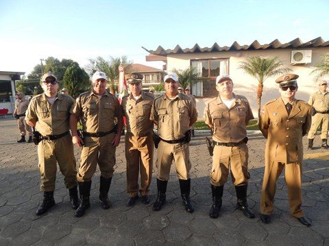 oficiais-sao-promovidos-1 Os policiais Jefferson e André (E) foram promovidos e cumprimentados pelo tenente-coronel Giovani. Marcos, Sérgio e Bruno (D) também ganharam novas funções - Foto:Polícia Militar de Tubarão/Divulgação/Notisul