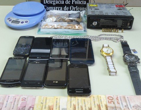 operacao-resulta-em-sete-prisoes-1 Em um dia, além de sete pessoas detidas em flagrante, os policiais apreenderam drogas, dinheiro, celulares e outros objetos utilizados no tráfico - Foto: Polícia Civil de Orleans/Divulgação/Notisul