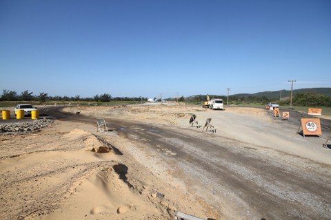 passarela-comeca-a-ser-construida-1 A retirada do entulho do antigo pórtico também é executada - Foto:Geraldo Gê/Prefeitura de Laguna/Divulgação/Notisul