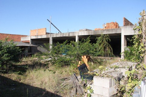  No local, há muito mato e uma estrutura deteriorada  -  Foto:Silvana Lucas/Notisul