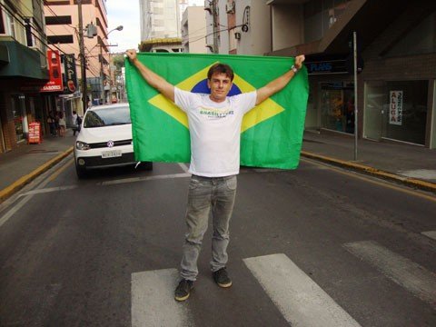 O organizador do Movimento Brasil Livre em Tubarão, Olavo Nunes da Silva, convoca a população a participar do protesto  - Foto:Silvana Lucas/Notisul