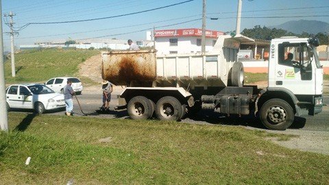 recuperacao-e-realizada-1 Em vários pontos, os trabalhadores taparam os buracos provocados pelas chuvas e pelo alto fluxo de caminhões na rodovia - Foto:João Batista Coelho Júnior/Prefeitura de Imbituba/Divulgação/Notisul