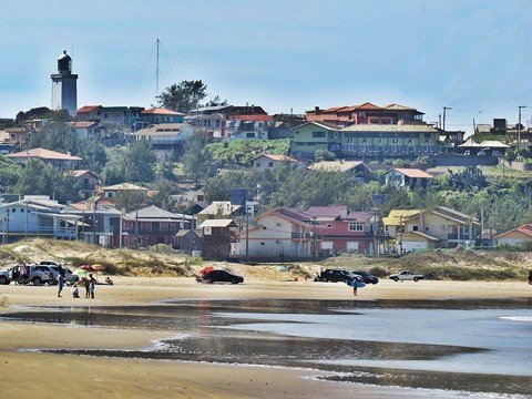 Na praia do Cardoso, no Cabo de Santa Marta, em Laguna, além dos surfistas, moradores e turistas compareceram nas areias  -  Foto:João Baiuka/DivulgaçãoNotisul