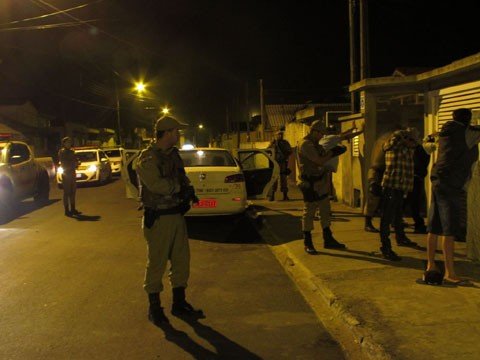 trabalhos-sao-intensificados-1 Durante a madrugada os policiais realizaram várias revistas pessoais e abordagens em veículos - Foto:Polícia Militar de Laguna/Divulgação/Notisul