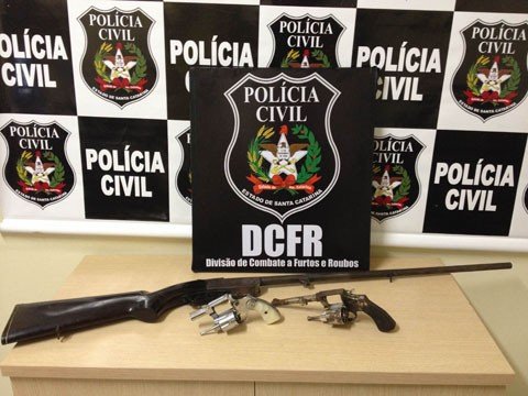 tres-armas-de-fogo-sao-apreendidas-1 Durante o mandado de busca e apreensão foram encontradas uma espingarda e dois revólveres - Foto:DCFR de Tubarão/Divulgação/Notisul