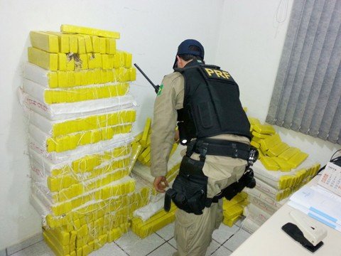 502-quilos-de-maconha-sao-encontrados-em-veiculo-1 A maconha estava em uma caminhonete, que foi abandonada pelo motorista. - Foto: Polícia Rodoviária Federal/Divulgação/Notisul.
