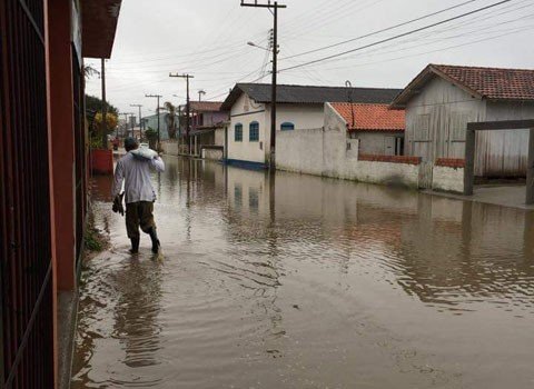 Diversas ruas em Laguna ficaram intransitáveis devido às chuvas  -  Foto:Divulgação/Notisul