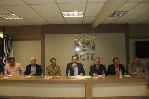 O encontro teve a participação de representantes da TAM, políticos e empresários da região -  Foto:Jailson Vieira/NotIsul