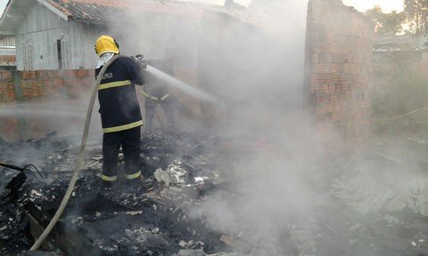 casa-e-destruida-pelas-chamas-1 Mesmo com o trabalho dos bombeiros não foi possível combater o incêndio, que já havia destruído a estrutura - Foto:Bombeiros Militares de Laguna/Divulgação/Notisul