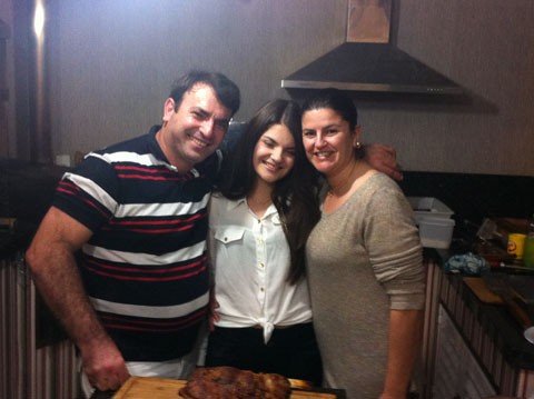 casal-deve-passar-por-novas-cirurgias-1 A filha Caroline, de 15 anos, aguarda com familiares o retorno dos pais, Jayme e Viviane após melhoras