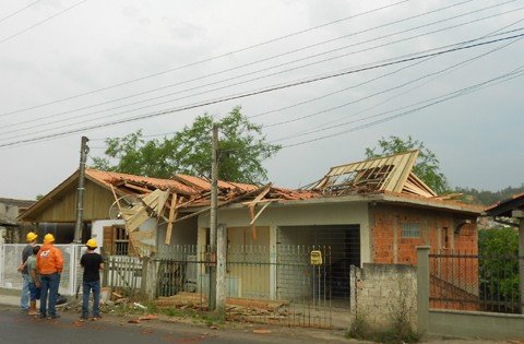 cidades-registram-queda-de-granizo-1 Uma casa desmoronou sobre a residência vizinha. Entre os fatores, estão a construção de forma irregular e o vento forte que atingiu Tubarão ontem - Foto:Defesa Civil de Tubarão/Divulgação/Notisul