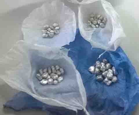 crimes-movimentam-o-vale-1 Com o suspeito que caminhava no centro, foram encontradas mais de 50 pedras de crack - Foto:PM de Braço do Norte/Divulgação/Notisul