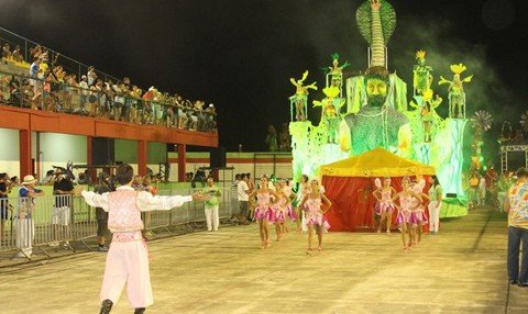 escolas-de-samba-irao-desfilar-1 O último desfile das escolas de samba em Laguna ocorreu em 2013 - Foto: Geraldo Gê/Prefeitura de Laguna/Divulgação/Notisul
