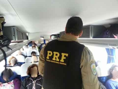 feriado-termina-com-mortes-e-filas-1 Em algumas localidades, os policiais abordaram os ônibus com passageiros para passar orientações de segurança de trânsito - Foto:PRF de Santa Catarina/Divulgação/Notisul