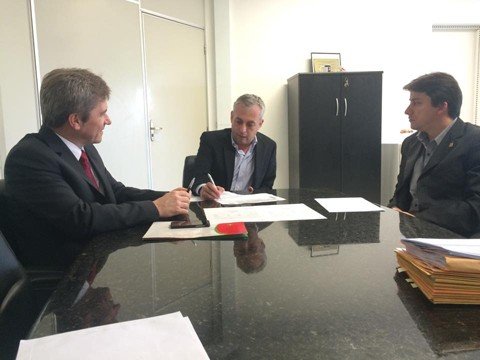 A definição dos repasses ocorreu em uma reunião entre o secretário de estado da saúde, João Paulo Kleinubing (C), o secretário de desenvolvimento regional em Braço do Norte, Roberto Kuerten Marcelino (D), e o deputado estadual José Nei Ascari   