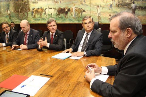imbituba-pode-receber-us-35-bilhoes-1 O vice-governador Eduardo Moreira tratou da instalação de uma fábrica de contêineres para transporte de gás liquefeito na ZPE de Imbituba - Foto:Chivo Alves/Divulgação/Notisul