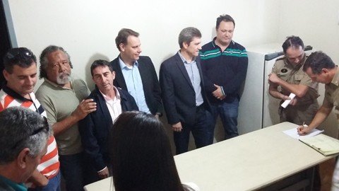 liderancas-pedem-seguranca-no-balneario-1 Líderes da comunidade, polícias Militar e Civil, e o deputado Nei Ascari discutiram os problemas enfrentados com a criminalidade - Foto:Divulgação/Notisul