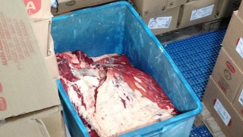  Os policiais encontraram no local mais de sete toneladas de alimentos e equipamentos para remover datas de validade e aplicação de novos rótulos  -   Foto: Juan Todescatt/Divulgação/Notisul