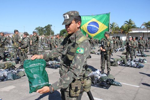 militares-preparam-se-para-o-desafio-1 Um dos soldados explicou que toda a comida consumida durante o acampamento é fracionada e embalada para que cada um seja responsável pela sua alimentação - Foto:Silvana Lucas/Notisul