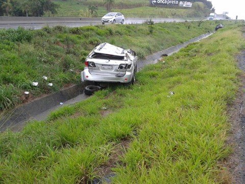 motoristas-perdem-controle-da-direcao-1 Quando o segundo veículo caiu no vão central da rodovia, o primeiro carro ainda estava no local - Foto:Bombeiros voluntários de Jaguaruna/Notisul