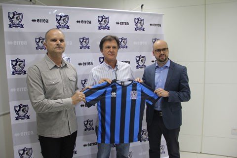 nova-parceria-e-firmada-1 João Alberto Zappoli (E), Gilmar Negro Machado, o Cascão (C), e Luiz Henrique Martins apresentaram ontem o novo uniforme - Foto:Jailson Vieira/Notisul