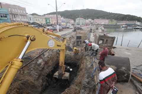 objetos-do-seculo-passado-sao-encontrados-1 Os objetos foram descobertos onde era o antigo cais, em Laguna - Foto:Marco Bocão/Prefeitura de Laguna/Divulgação/Notisul