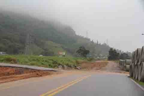 As obras de acesso para a ligação duplicada do emboque norte e sul à BR-101, no morro do Túnel do Formigão, praticamente não mudaram  -  Foto:Silvana Lucas/Notisul